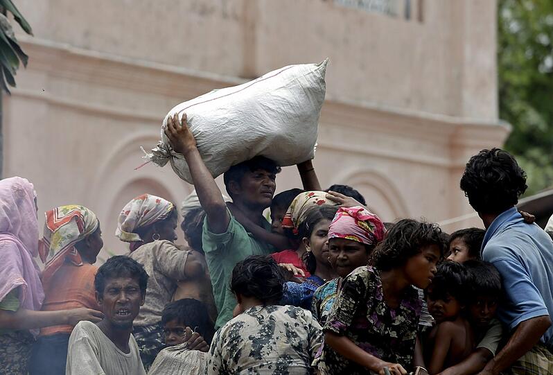 Bilder aus Birma und Bangladesch wo der Zyklon &bdquo;Mahasen&ldquo; mehr als eine Millionen Menschen vertrieben hat.