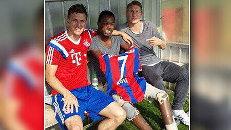 Tobias und bastian Schweinsteiger machten Noel eine Riesenfreude. Tobias und bastian Schweinsteiger machten Noel eine Riesenfreude.