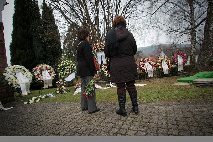 Trauergäste auf dem Friedhof in Bad Soden-Salmünster (Hessen) am vorbereiteten Grab für Tugce.
