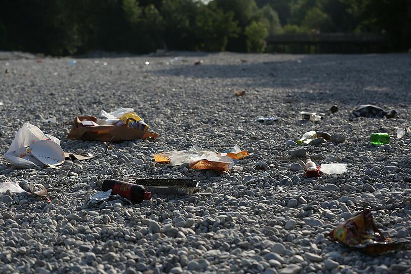 Übliche Bilder, die man im Sommer an der Isar oder in Münchner Parks sieht: Der Müll wird nach einem Grillabend einfach liegen gelassen. Eine Gefahr für Mensch, Tier und Natur.