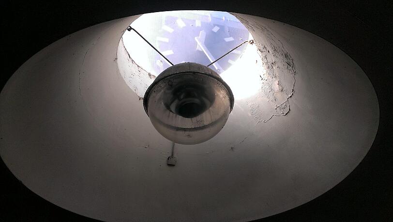 Es wird Zeit - für eine Sanierung. Zum Beispiel bei dieser Lampe am Haupteingang.