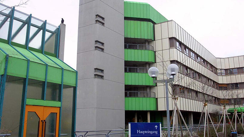 Im Klinikum Bogenhausen hat am Sonntagabend ein Krankenbett gebrannt.