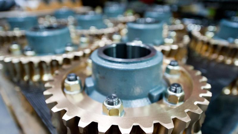 Schneckenräder, Teile eines Getriebes, liegen in der Produktionshalle eines Werkes. Schneckenräder, Teile eines Getriebes, liegen in der Produktionshalle eines Werkes.