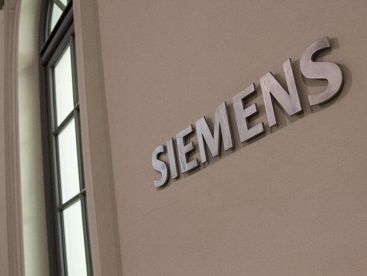 Das Logo von Siemens an einem Gebäude. Foto: Amelie Geiger/Archivbild