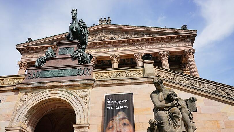 Ein Plakat mit dem Gemälde "Judith" von Gustav Klimt hängt am Eingang zur Alten Nationalgalerie.