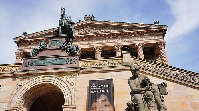 Ein Plakat mit dem Gemälde "Judith" von Gustav Klimt hängt am Eingang zur Alten Nationalgalerie.