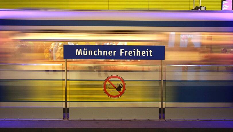 An der M&uuml;nchner Freiheit fahren ab Mittwochnachmittag Bahnen. Aber nur Richtung Arena. Und nur zum Einstieg f&uuml;r Fu&szlig;ballfans.