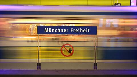 An der M&uuml;nchner Freiheit fahren ab Mittwochnachmittag Bahnen. Aber nur Richtung Arena. Und nur zum Einstieg f&uuml;r Fu&szlig;ballfans.
