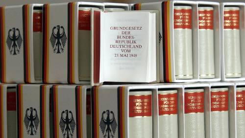Das Grundgesetz trat am 23. Mai 1949 in Kraft. Das Grundgesetz trat am 23. Mai 1949 in Kraft.