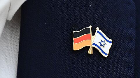 Das Opfer trug nach Angaben der Ermittler eine Anstecknadel mit der Flagge Israels am Revers. (Symbolbild)