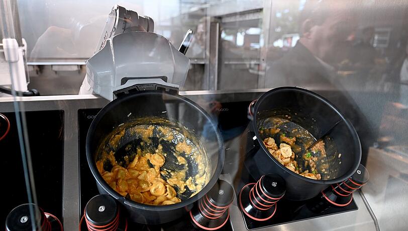 In jedem Topf eine Tortellini-Variante: Neuer Kochroboter an Münchner Allguth-Tankstelle bereitet 24/7 warme Mahlzeiten zu. In jedem Topf eine Tortellini-Variante: Neuer Kochroboter an Münchner Allguth-Tankstelle bereitet 24/7 warme Mahlzeiten zu.