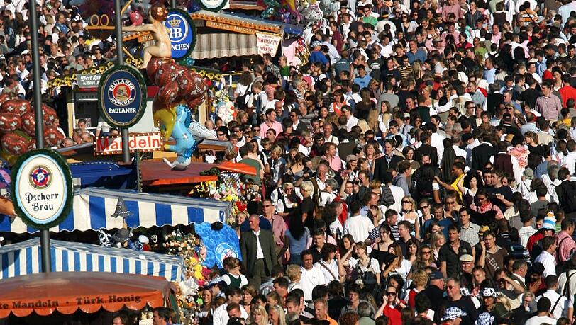 So sieht eine Wirtschaftsmacht aus: Millionen pilgern jährlich auf die Wiesn - und lassen Millionen hier. So sieht eine Wirtschaftsmacht aus: Millionen pilgern jährlich auf die Wiesn - und lassen Millionen hier.