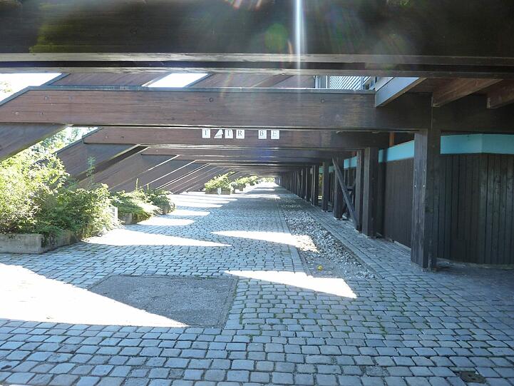 Unter der Tribüne ist sehr viel Platz.