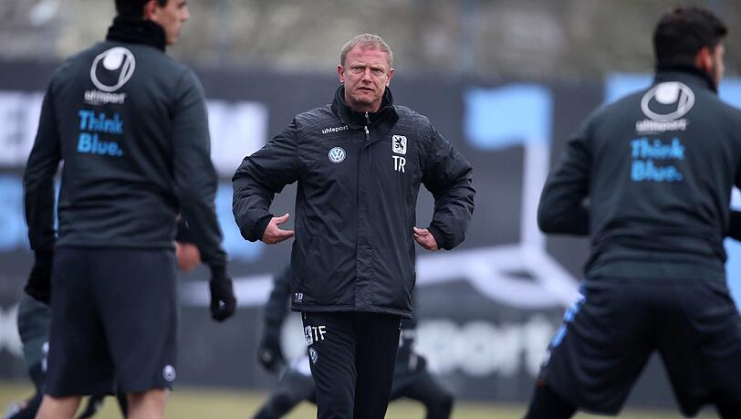 Fröhling hat den Kader für das Auswärtsspiel gegen den FSV Frankfurt bekanntgegeben. Fröhling hat den Kader für das Auswärtsspiel gegen den FSV Frankfurt bekanntgegeben.