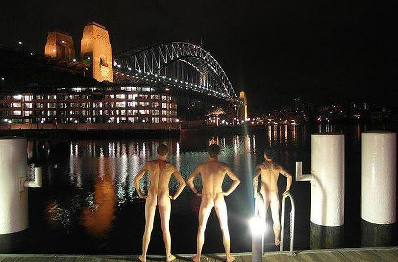Nackte Hintern vor der Skyline von Sydney.