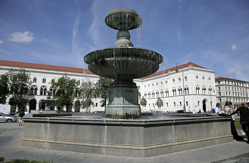 Im Ranking der Universitäten liegt die LMU in den wirtschaftswissenschaftlichen Fachbereichen sowie in der Fachrichtung Jura jeweils auf dem ersten Platz.