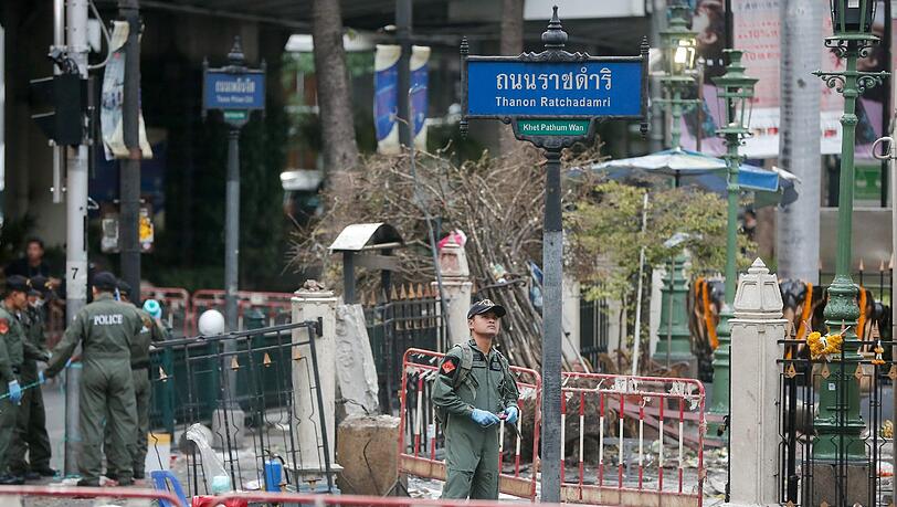 Die Bombe detonierte gegen 19 Uhr Ortszeit, als viele Thailänder und Touristen sich in der Nähe des Platzes aufhielten. Die Bombe detonierte gegen 19 Uhr Ortszeit, als viele Thailänder und Touristen sich in der Nähe des Platzes aufhielten.