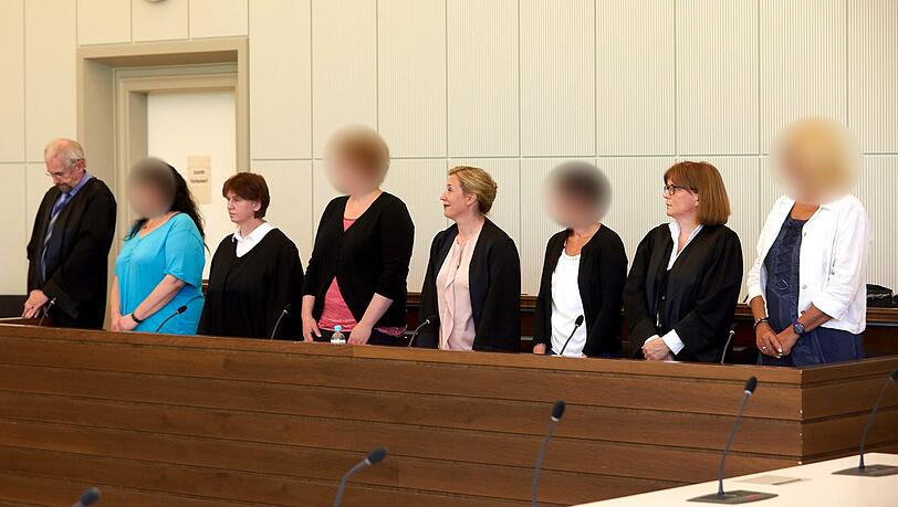 Die vier angeklagten ehemaligen Erzieherinnen der Kita Antweiler und ihre Anwälte, (l-r) Claudia W., Anna N., Sarah B. und Gisela N. stehen im Gerichtssal im Landgericht beim Prozess wegen mutmaßlicher Misshandlungen. Die vier angeklagten ehemaligen Erzieherinnen der Kita Antweiler und ihre Anwälte, (l-r) Claudia W., Anna N., Sarah B. und Gisela N. stehen im Gerichtssal im Landgericht beim Prozess wegen mutmaßlicher Misshandlungen.