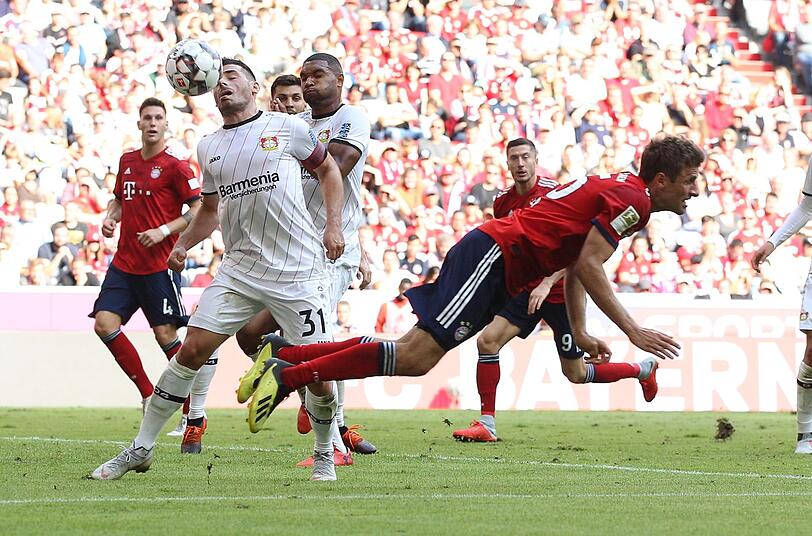 THOMAS MÜLLER, NOTE 3: Der 29-Jährige wirbelte im Mittelfeld auf der Achterposition munter mit. Seinen Distanzschuss parierte Keeper Hradecky (30.). Gefährliche Aktionen im Strafraum waren von Müller allerdings nicht zu sehen.