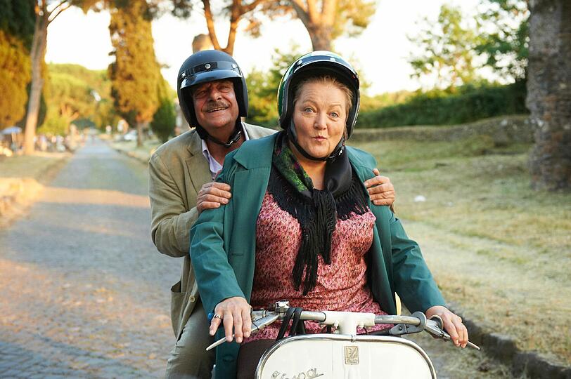 Oma (Marianne Sägebrecht) zeigt Lorenzo (Giancarlo Giannini), wo es lang geht.
