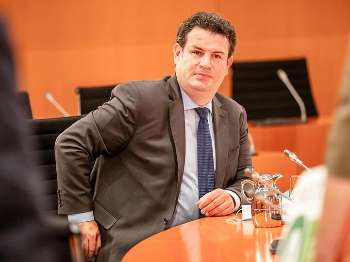 Der Entwurf von Arbeitsminister Hubertus Heil sieht vor, dass die Bundesagentur für Arbeit das Kurzarbeitergeld bis maximal März 2022 auszahlt.