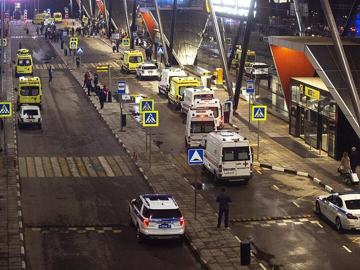 Krankenwagen und Polizeiautos vor Russlands größtem Flughafen. Eine Passagiermaschine von Aeroflot hatte kurz nach dem Start Feuer gefangen und musste umkehren.