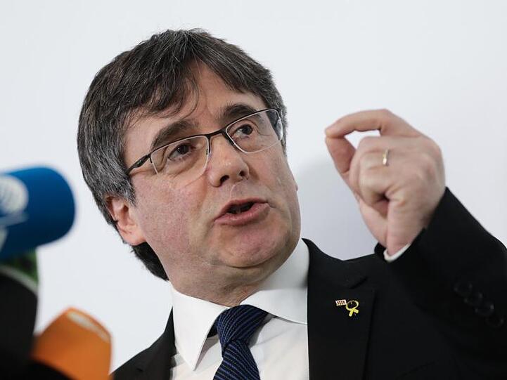Carles Puigdemont gibt parallel zum Prozessbeginn in Madrid eine Pressekonferenz in Berlin.