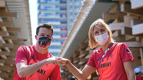 Wasserspringer Patrick Hausding (l) und Beachvolleyballspielerin Laura Ludwig sind die deutschen Fahnenträger.