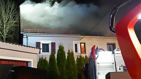 Die Feuerwehr konnte Brand in der Siegmannstraße nach etwa zwei Stunden löschen.