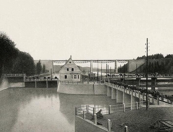 Die Wehranlage Großhesselohe im Jahr 1913.