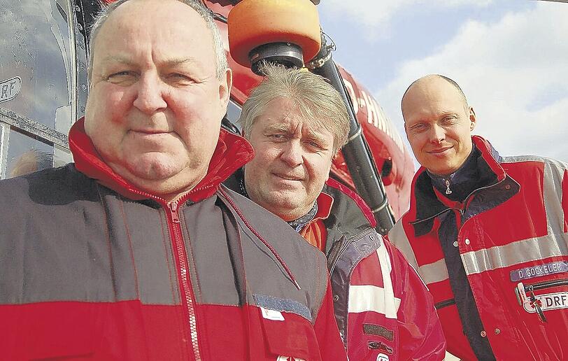 Pilot Werner Grad, Notarzt Michael Meyer und Rettungsassistent Dirk Gockeler (v. li.): Sie sind die Besatzung des Rettungshubschraubers &bdquo;Christoph 27&ldquo;. Der in Nürnberg stationierte Hubschrauber fliegt deutschlandweit die meisten Einsätze.