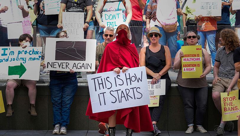 Abtreibungsrechtsaktivisten bei einem Protest in Indianapolis.