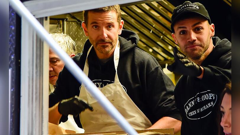 Bradley Cooper beim Cheesesteak-Verkauf in New York City.
