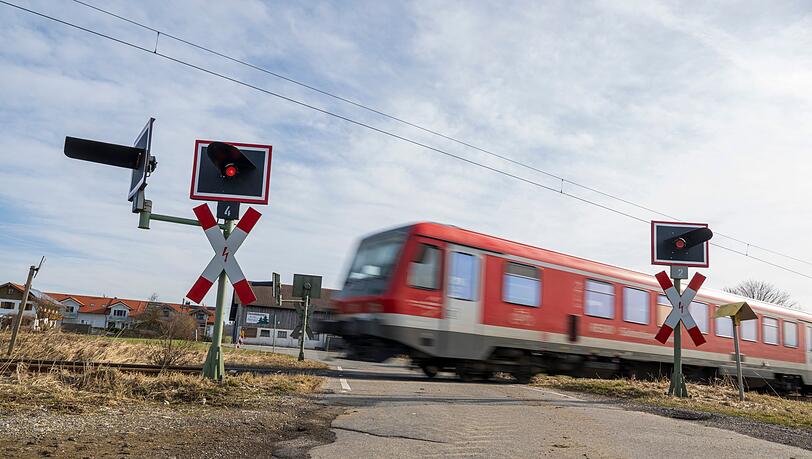 Die Bahnstrecke zwischen Traunstein und Ruhpolding wird zwischen September und November wochenlang nicht befahren. In dieser Zeit finden Bauarbeiten statt. (Archivbild) Die Bahnstrecke zwischen Traunstein und Ruhpolding wird zwischen September und November wochenlang nicht befahren. In dieser Zeit finden Bauarbeiten statt. (Archivbild)
