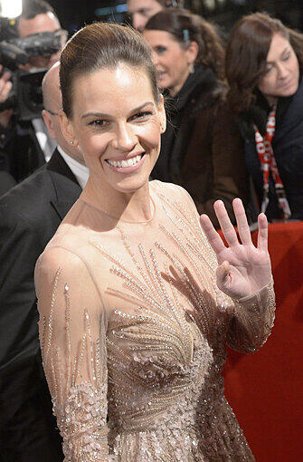 Winke, winke auf dem Roten Teppich von Wien: US-Schauspielerin Hilary Swank.