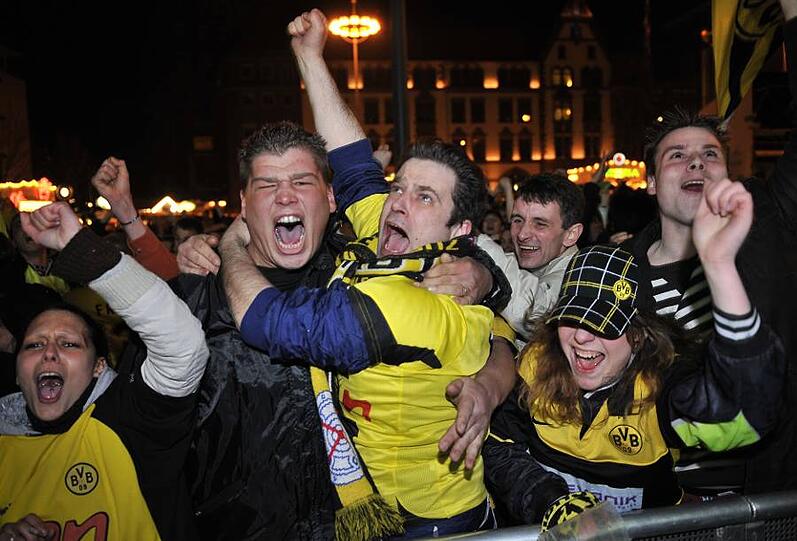 Mit Preußens Gloria gegen Bayerns Dusel: BVB-Fans bejubeln den späten 1:1 Ausgleich durch Petric.