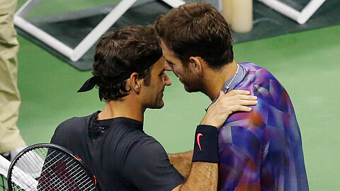 Gratulation an der Sieger: Roger Federer (l.) bleibt das Halbfinale gegen Nadal in New York verwehrt.