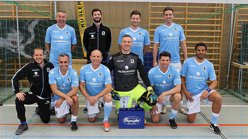 Das Löwen-Traditionsteam beim Turnier in Steyr (stehend v. li.): Peter Pacult, Chris Braunstein, Benny Lauth, Torben Hoffmann sowie (kniend v.l.:) Viktor Garasevic, Markus Weissenberger, Jürgen Korus, Michael Hofmann, Marcus Pürk, Michel Dinzey.