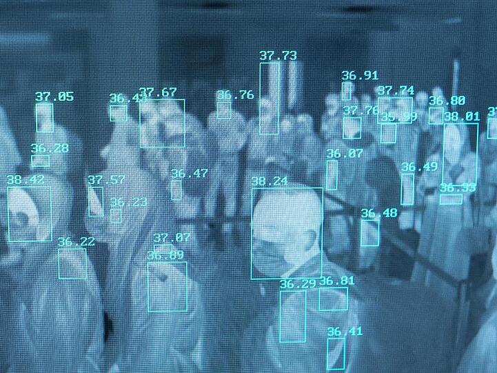 Gespenstische Bilder in Zeiten des Coronavirus: Ein Temperatur-Scanner am indonesischen Flughafen "Sultan Iskandar Muda" interessiert sich nur für eines - die Körpertemperatur der Reisenden.