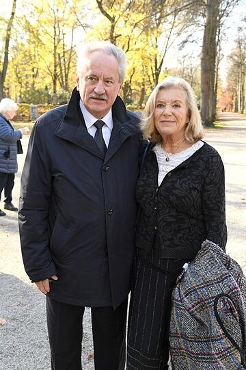 Unter den Trauerrednern: Alt-OB Christian Ude und Jutta Speidel.