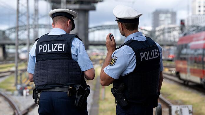 Wegen Menschen auf oder an Bahnwagen war die Bundespolizei am Sonntag mehrmals im Einsatz. (Symbolbild)