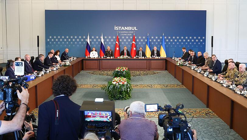Delegationen der neuen direkten Verhandlung zwischen Russland und der Ukraine kommen unter türkischer Führung zusammen