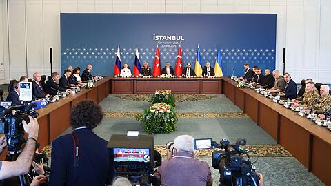 Delegationen der neuen direkten Verhandlung zwischen Russland und der Ukraine kommen unter türkischer Führung zusammen