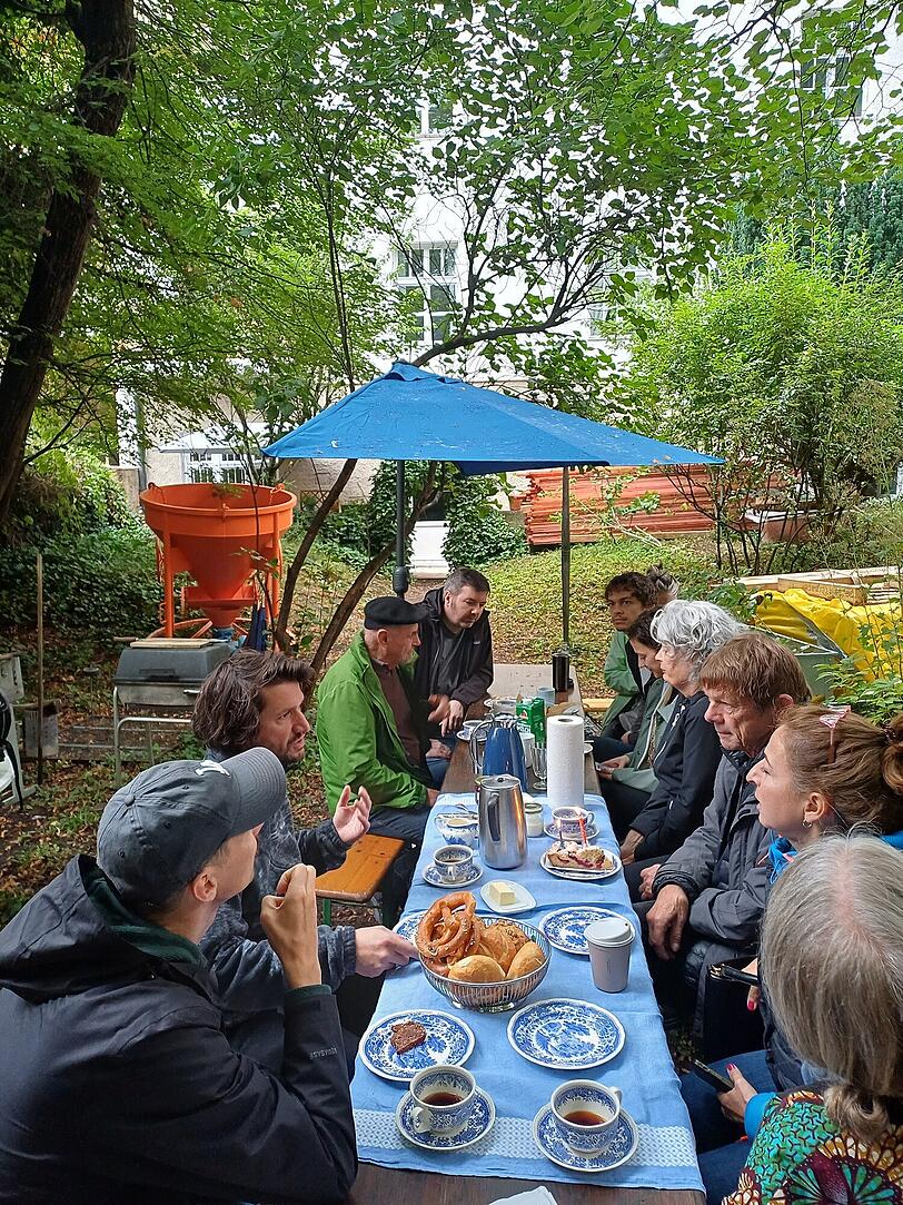 Tags darauf frühstückt die Hausgemeinschaft erneut im Hinterhof, um die Bäume zu schützen. Diesmal mit Biergarnitur und Tischdecke. Jetzt hat der Eigentümer ihnen den Zutritt zur Grünfläche untersagt und einen Lattenzaun aufstellen lassen. Tags darauf frühstückt die Hausgemeinschaft erneut im Hinterhof, um die Bäume zu schützen. Diesmal mit Biergarnitur und Tischdecke. Jetzt hat der Eigentümer ihnen den Zutritt zur Grünfläche untersagt und einen Lattenzaun aufstellen lassen.