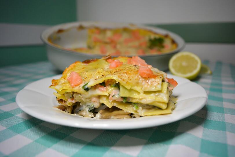 Fisch ist eine ideale Zutat für eine Lasagne. Denn er liefert hochwertiges Eiweiß, wertvolle Omega-3-Fettsäuren, Mineralstoffe, Jod und Vitamin D. Dabei bietet sich vor allem Kabeljau, Rotbarsch oder Lachs für das Nudelgericht an, der vor der Verarbeitung mit Zitronensaft beträufelt wird. Neben Béchamelsauce passen dazu Spinat und Tomaten. Mit Lasagneplatten aus Dinkel-Vollkorn wird das Gericht ballaststoffreicher. Fisch ist eine ideale Zutat für eine Lasagne. Denn er liefert hochwertiges Eiweiß, wertvolle Omega-3-Fettsäuren, Mineralstoffe, Jod und Vitamin D. Dabei bietet sich vor allem Kabeljau, Rotbarsch oder Lachs für das Nudelgericht an, der vor der Verarbeitung mit Zitronensaft beträufelt wird. Neben Béchamelsauce passen dazu Spinat und Tomaten. Mit Lasagneplatten aus Dinkel-Vollkorn wird das Gericht ballaststoffreicher.