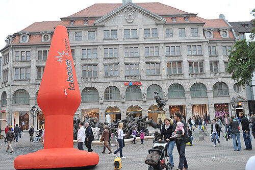 Beate Uhse warb mit Riesen-Dildo.