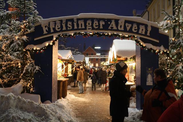 Der Staade: Schon die Nähe zur Kirche schmückt den Christkindlmarkt in der Dom-Stadt. Entlang der Oberen Hauptstraße ziehen sich die Hütten, die Adventsschmuck, Krippen und Glühwein (Becher 3 Euro) anbieten. Der Markt ist unter der Woche bis 21 Uhr geöffnet, freitags bis sonntags bis 22 Uhr.