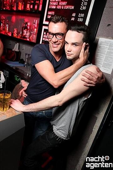 Für "Garry Klein - ooops ne schwule Party" fanden sich am Mittwoch Gays, Freunde und eine Drag-Queen im Münchner-Kindl-Gewand ein. Mehr Bilder unter: www.nachtagenten.de