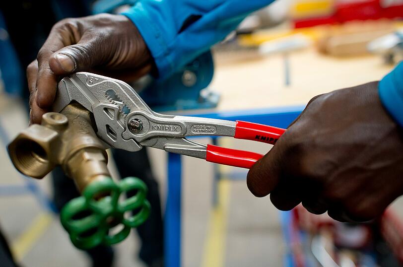 In mehrwöchigen Kursen können Flüchtlinge in der Lernwerkstatt erste Erfahrungen in verschiedenen Handwerksberufen sammeln.