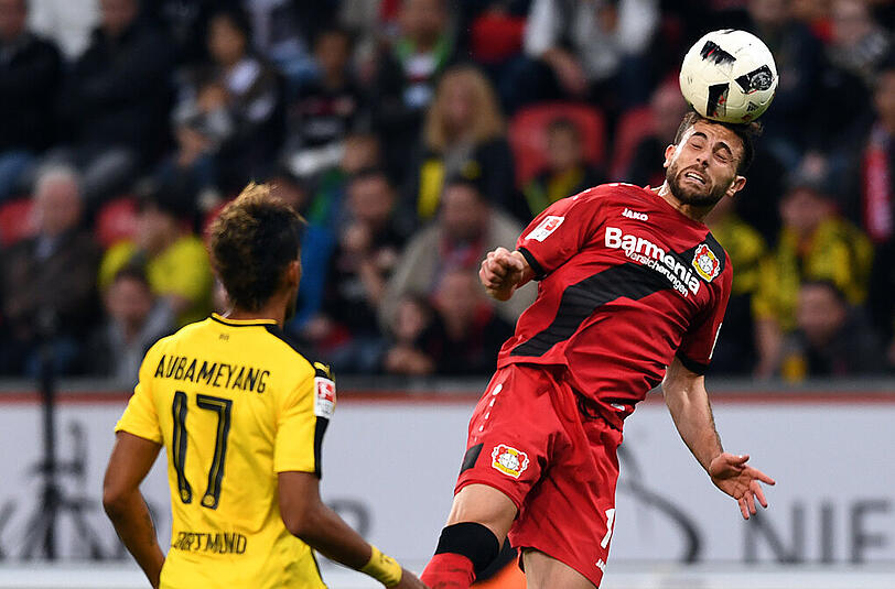 Leverkusens Admir Mehmedi (r) und Dortmunds Pierre-Emerick Aubameyang versuchen den Ball zu spielen.